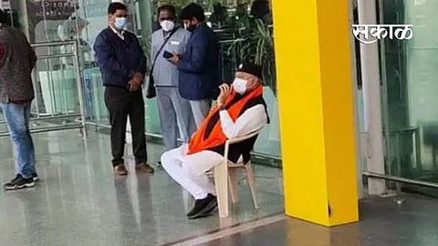 pm modi brother pralhad modi up airport strike
