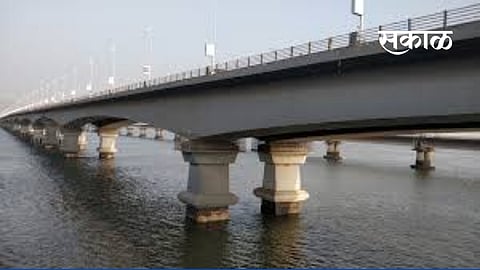 गर्लफ्रेंडसमोरच घेतली खाडीत उडी; पोलिसांच्या सतर्कतेमुळे वाचला जीव