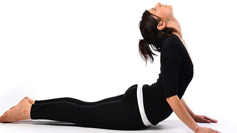जाणून घ्या; सपाट पाठ आणि कमरेतील फॅट कमी करण्यासाठीचा योगाभ्यास