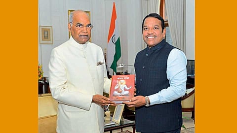 नवी दिल्ली - राष्ट्रपती रामनाथ कोविंद यांना गाथा भेट देताना खासदार श्रीरंग बारणे.