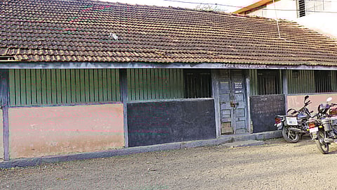 मखमलाबाद - येथील ब्रिटिश काळातील पहिली शाळेची इमारत.