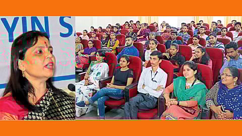 पिंपरी - येथे आयोजित कार्यक्रमास उपस्थित शिक्षक व विद्यार्थी.