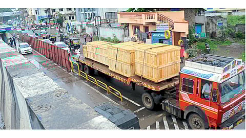 कासारवाडी - मेट्रोच्या कामामुळे दररोज सेवा रस्त्यावर होत असलेली वाहतुकीची कोंडी.