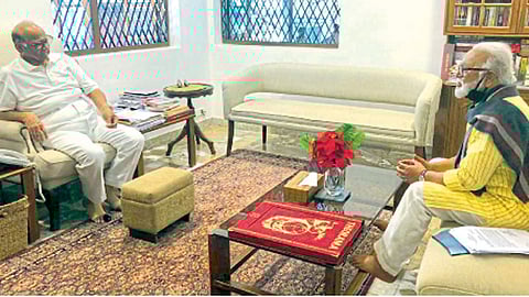 मुंबई - राष्ट्रवादीचे अध्यक्ष शरद पवार यांच्याशी शनिवारी चर्चा करताना अन्न व नागरीपुरवठा मंत्री छगन भुजबळ.