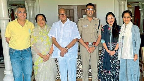 आग्रा (उत्तरप्रदेश) : खासदार शरद पवार व खासदार सुप्रिया सुळे यांच्यासह आग्रा शहराचे पोलिस अधिक्षक रोहन बोत्रे.