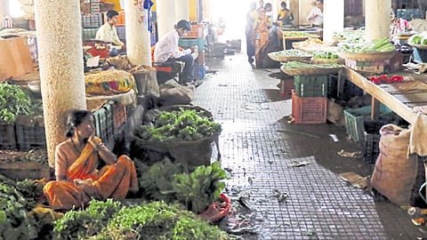 पिंपरी कॅम्प - शेतकऱ्यांच्या संपामुळे येथील लालबहादूर शास्त्री भाजी मंडईमध्ये गुरूवारी आवक रोडावल्याने निम्मे गाळे बंद होते.