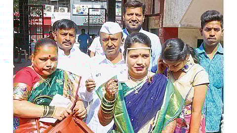 नूमवि प्रशाला - बोहल्यावर चढण्यापूर्वी श्रद्धा भगत यांनी मतदानाचा हक्क बजावला.