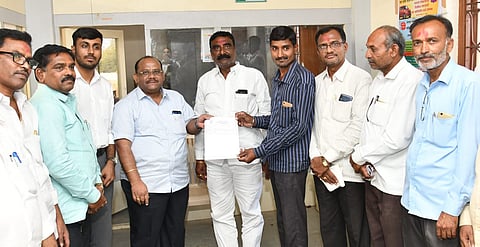 शेतकऱ्यांच्या चेहऱ्यावर झळकू लागला कर्जमुक्तीचा आनंद