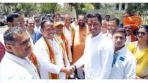 आकुर्डी - उमेदवारी अर्ज दाखल केल्यानंतर महाआघाडीचे उमेदवार पार्थ पवार कार्यालयाच्या प्रवेशद्वारातून बाहेर पडले. त्याच वेळी त्यांचे प्रतिस्पर्धी महायुतीचे उमेदवार श्रीरंग बारणे तिथे पोचले. दोघांनीही हसतमुखाने एकमेकांशी हस्तांदोलन करून शुभेच्छा दिल्या.