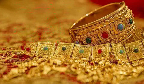 Sixteen lakh jewelry bags were returned by the rickshaw driver in pune