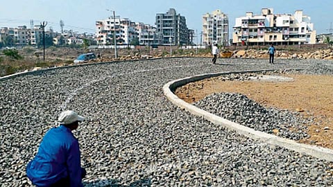 इंद्रायणीनगर, भोसरी - येथील पेठ क्रमांक तीनमध्ये आंतरराष्ट्रीय स्तरावरील स्केटिंग रिंकचे सुरू असलेले काम.