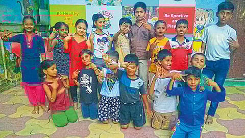 वडारवाडी - नैतिक मूल्य शिक्षणाचे धडे घेणारी झोपडपट्टीतील मुले.