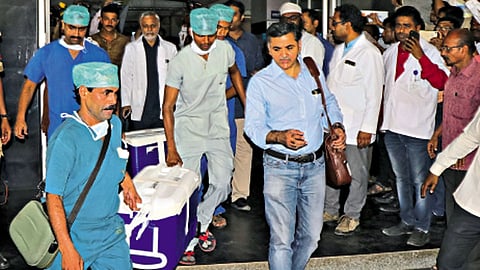 ओंकारचे हृदय काढून पुण्याला प्रत्यारोपणासाठी पाठविताना सर्वोपचार रुग्णालयातील डॉक्टरांचे पथक.