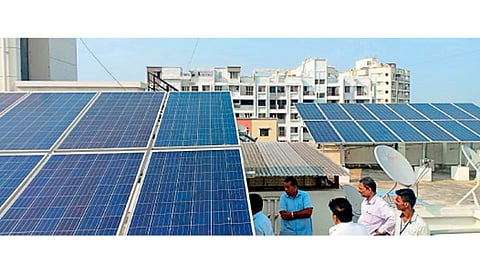 दिघी - येथील सुमन शिल्प सोसायटीतील सोलर पॅनेलच्या उपक्रमाची माहिती देताना पदाधिकारी.