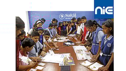 सकाळ कार्यालय - बालअतिथी संपादक उपक्रमातंर्गत विद्यार्थ्यांनी प्रत्यक्ष वर्तमानपत्राच्या कामकाजाचा अनुभव घेतला.