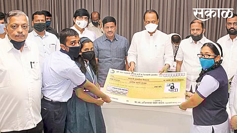 पहिले ते दहावीपर्यंतच्या विद्यार्थ्यांचे शालेय शुल्क भरून कुटुंबांना हातभार