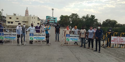 टाकळघाट : गावबंदी करताना युवक.