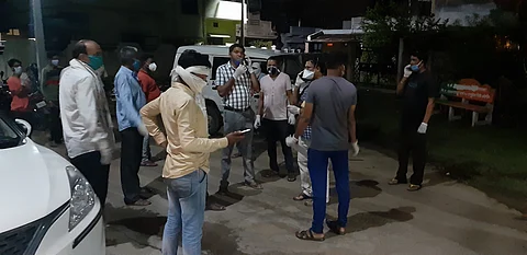 टेकाडी : संताजी नगर परिसर सील करताना प्रशासनाचे कर्मचारी.