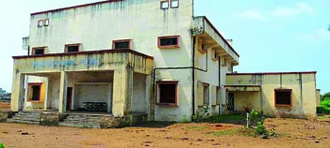 तळोद्याचे क्रीडा संकुल तीन वर्षांपासून धूळखात; एक कोटीचा खर्च गेल्या पाण्यात !