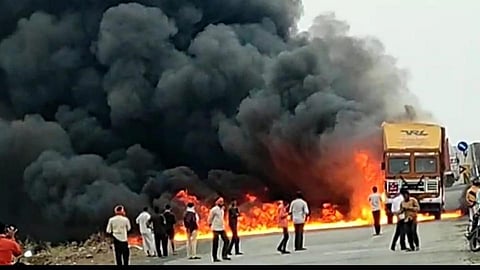 The truck caught fire at Malhivara fork on Hingoli Kanergaon road.jpg