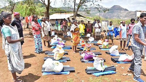 चक्रीवादळात नुकसान झालेल्यांसाठी 'ते' ठरले देवदूत