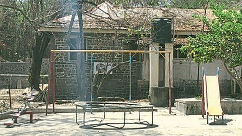 पुणे विद्यापीठ - पाळणाघरातील मुलांसाठी असलेल्या खेळण्यांची झालेली दुरवस्था.