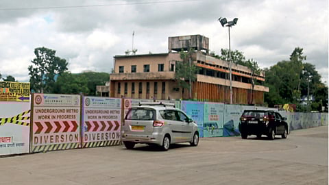 शिवाजीनगर : शिवाजीनगर एसटी स्थानक येथे मेट्रोचे काम सुरू केले आहे. त्यासाठी वेधशाळा येथील चौकातून वाहतूक वळविण्यात आली आहे.