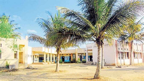 कऱ्हाड - मूकबधिरांना घडवणारे डॉ. द. शि. एरम मूकबधिर विद्यालय.