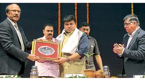 शिवाजीनगर - सीओईपीतील विद्यार्थ्यांशी संवाद साधण्यासाठी उच्च व तंत्रशिक्षणमंत्री उदय सामंत आले असता प्रतापराव पवार यांनी त्यांचे स्वागत केले. डॉ. आहुजा या वेळी उपस्थित होते.