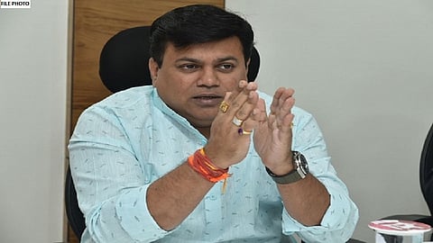 "राज्याच्या शिक्षण व्यवस्थेत गोंधळ माजविण्याचे काम उदय सामंत करतायत, चमकोगिरी नको सुधारणा करा"