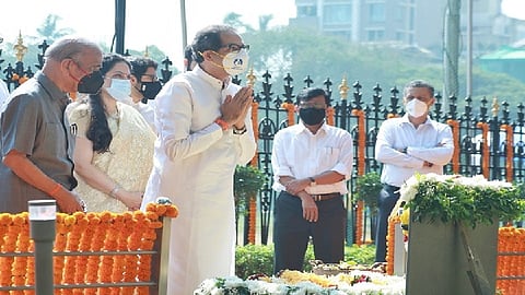 मुख्यमंत्र्यांनी सहकुटुंब शिवसेनाप्रमुख बाळासाहेब ठाकरेंना वाहिली आदरांजली