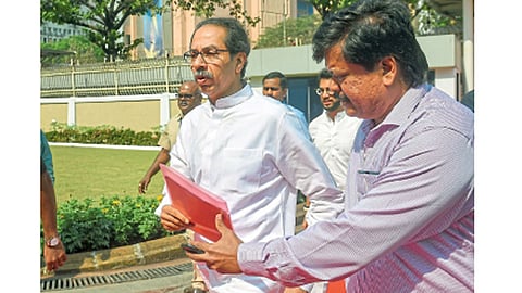 मुंबई - अधिवेशनासाठी सोमवारी सभागृहाकडे जात असताना मुख्यमंत्री उद्धव ठाकरे.