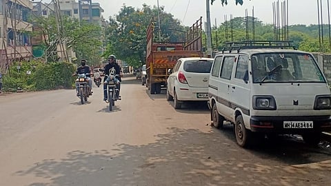 भोसरीत रस्त्यांवर अनधिकृत पार्किंग; वाहनचालकांना ठरतोय अडथळा