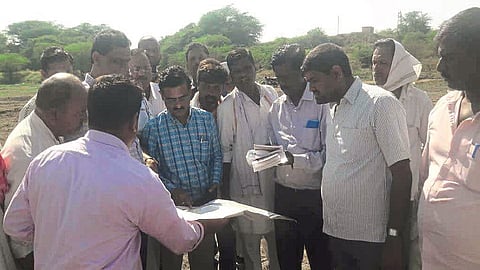 गुंज(ता.घनसावंगी): गोदावरी पात्रात पाहणी करताना अधिकारी.