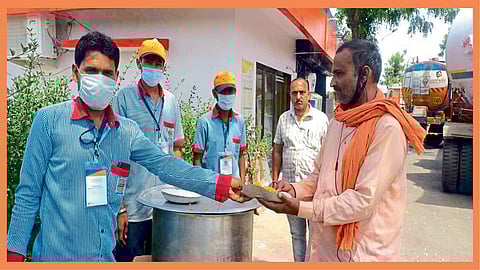 Unmasking Happiness | 'इंडियन ऑईल' परिवार संकटाच्या काळात भारताच्या सेवेत कार्यरत