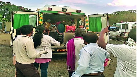 दुधाळा येथील कोरोना पॉझिटिव्ह बालिका आजारमुक्त झाल्यानंतर तिला घरी सोडताना अधिकारी.