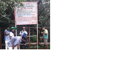 माथेरान : पॉइंटवर माहितीफलक बसवण्यात येत आहेत.