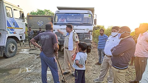 झडशी ः भरधाव टिप्परच्या धडकेत बकरी जखमी झाल्यानंतर रोखून धरण्यात आलेली वाहतूक.