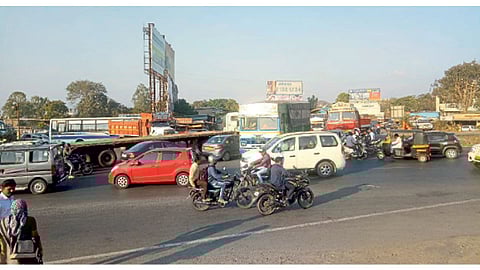 वडगाव मावळ - वडगाव-तळेगाव फाट्यावर वाहनांच्या वर्दळीमुळे होत असलेली कोंडी.