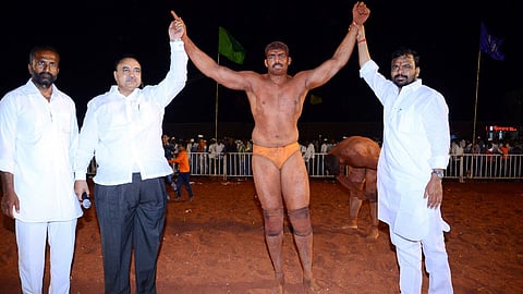 Mauli Jamdade of Kolhapur defeated Manjitsinh of Punjab in the wrestling