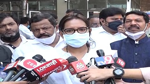 विद्यार्थ्यांच्या लोकल प्रवासासाठी वर्षा गायकवाड मुख्यमंत्र्यांच्या दारी