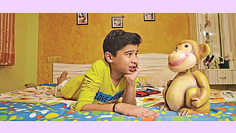 ‘मंकी बात’ चित्रपटातील एका दृष्यात बालकलाकार वेदांत आपटे आणि ‘वायू’ द मंकी.