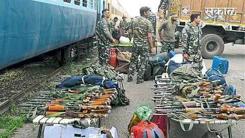 कोलकता - पश्चिम बंगाल विधानसभेच्या निवडणुकीची प्रशासनाकडून तयारी सुरु झाली असून शनिवारी सीआरपीएफच्या जवानाची तुकडी चितपूर रेल्वे स्थानकावर दाखल झाली.