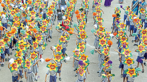 कर्वे रस्ता - विमलाबाई गरवारे प्रशालेतील विद्यार्थ्यांनी विविध प्रात्यक्षिकांद्वारे पर्यावरण रक्षणाचा संदेश दिला.