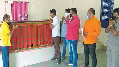 VIDEO : तहसिलदारांच्या रिकाम्या खुर्चीलाच गाऱ्हाणे; सामाजिक कार्यकर्त्यांचा अनोखा फंडा!