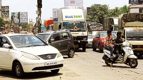 प्रचंड प्रमाणात वाहतुक कोंडी होत आहे.