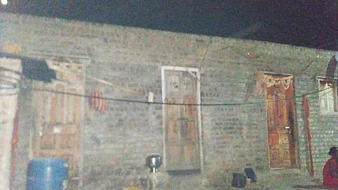 गोकुळवाडी तांडा (ता. बदनापूर) : येथील उत्तम चव्हाण यांचे घर.