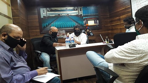 बैठकीत उपस्थित असलेले नाट्य परिषदेचे पदाधिकारी