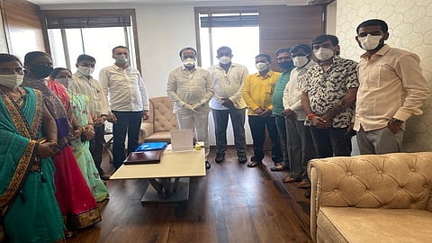 मिलिंद नार्वेकर यांची शिष्टाई यशस्वी, पारनेरच्या 'त्या' पाच नगरसेवकांची घरवापसी...