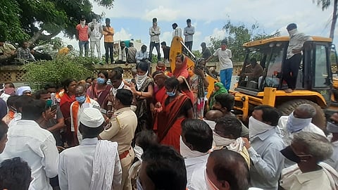 राजूर (जि. जालना) : ग्रामपंचायतीसमोर अंत्यसंस्कारासाठी जमलेला जमाव.